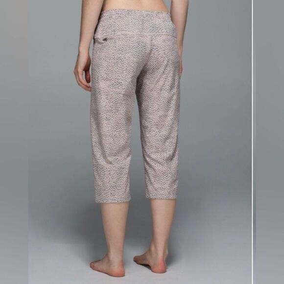 Lululemon step lively crop Dottie dash grain black 4 relaxed drawstring - Picture 3 of 12